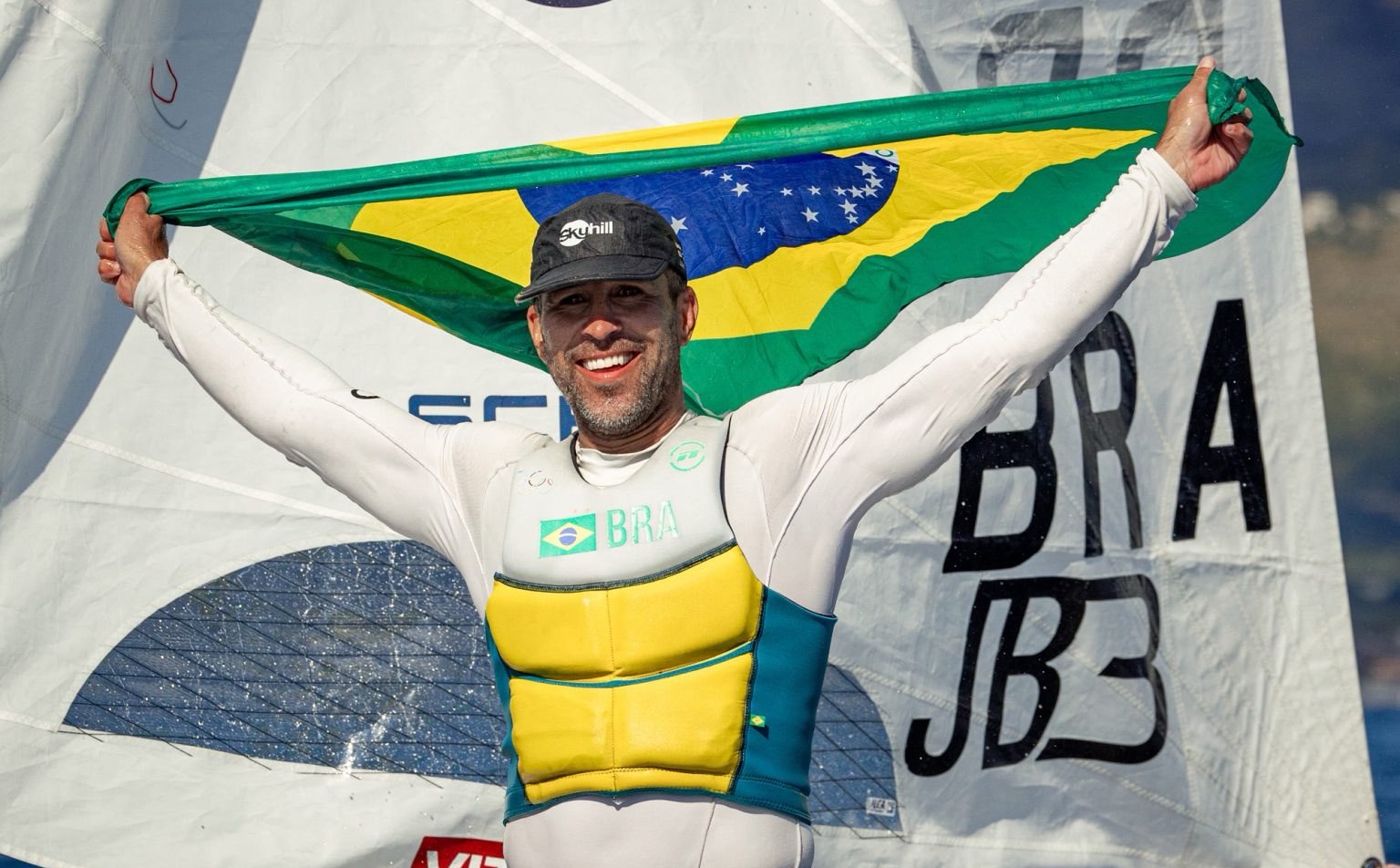 Bruno Fontes com a bandeira do Brasil no Mundial ILCA 2025