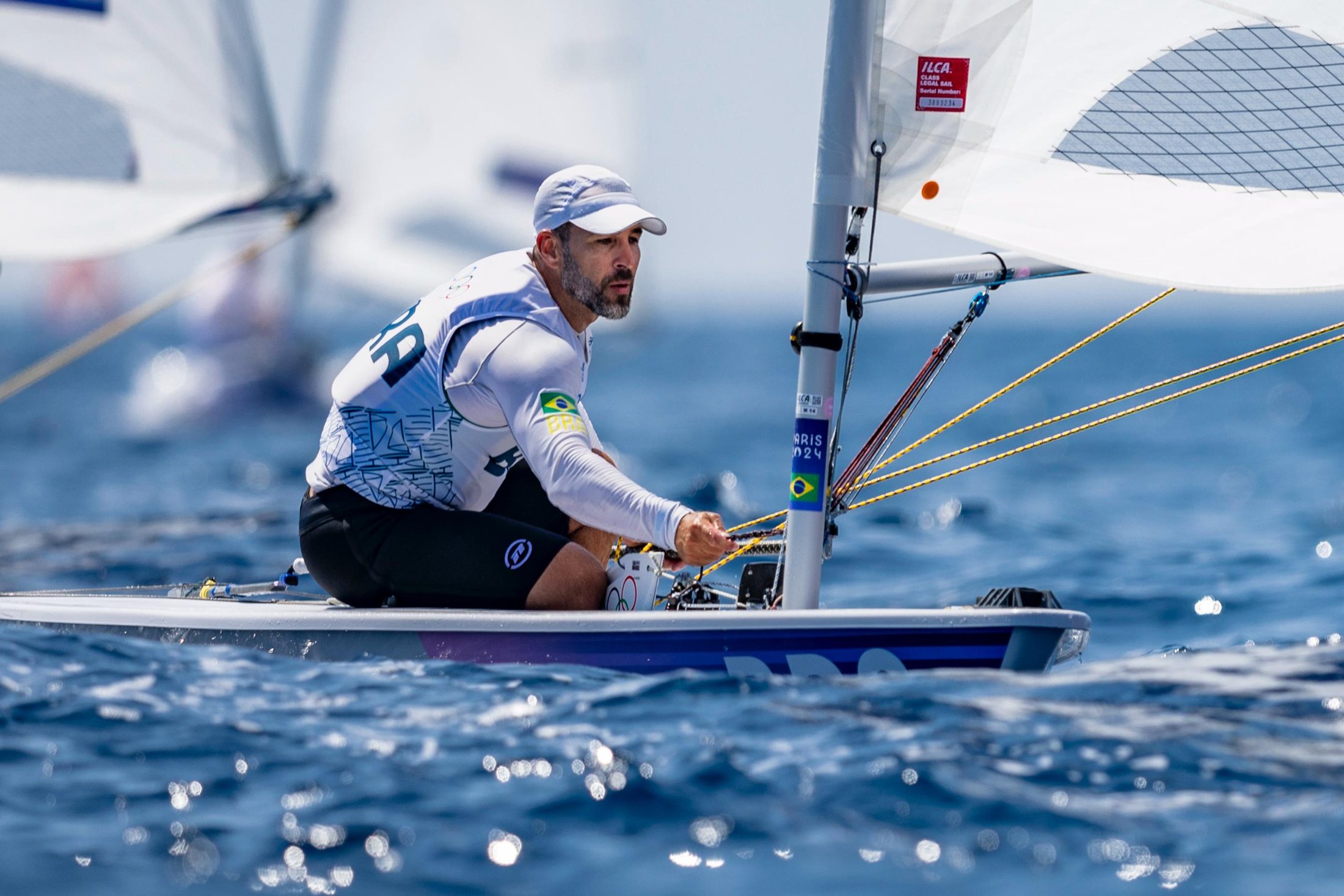 Bruno Fontes velejando nos Jogos Olímpicos de Paris 2024, em Marselha, com boné LIVE!